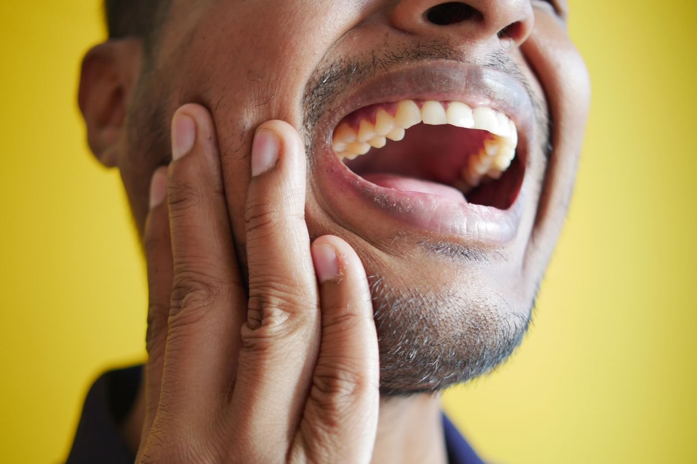 Homem sentindo dor de dente