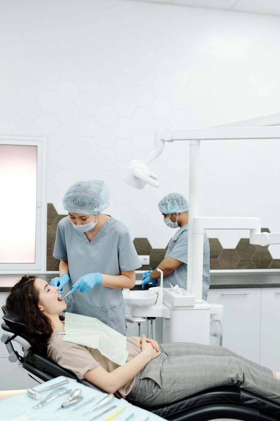 Equipe odontológica atendendo paciente