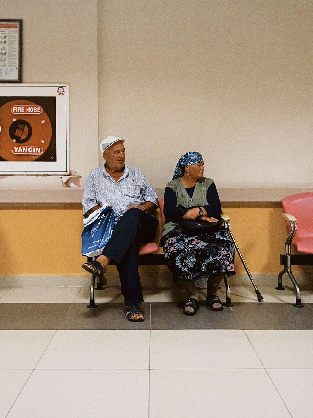 Sala de espera acessível, com paciente idosa
